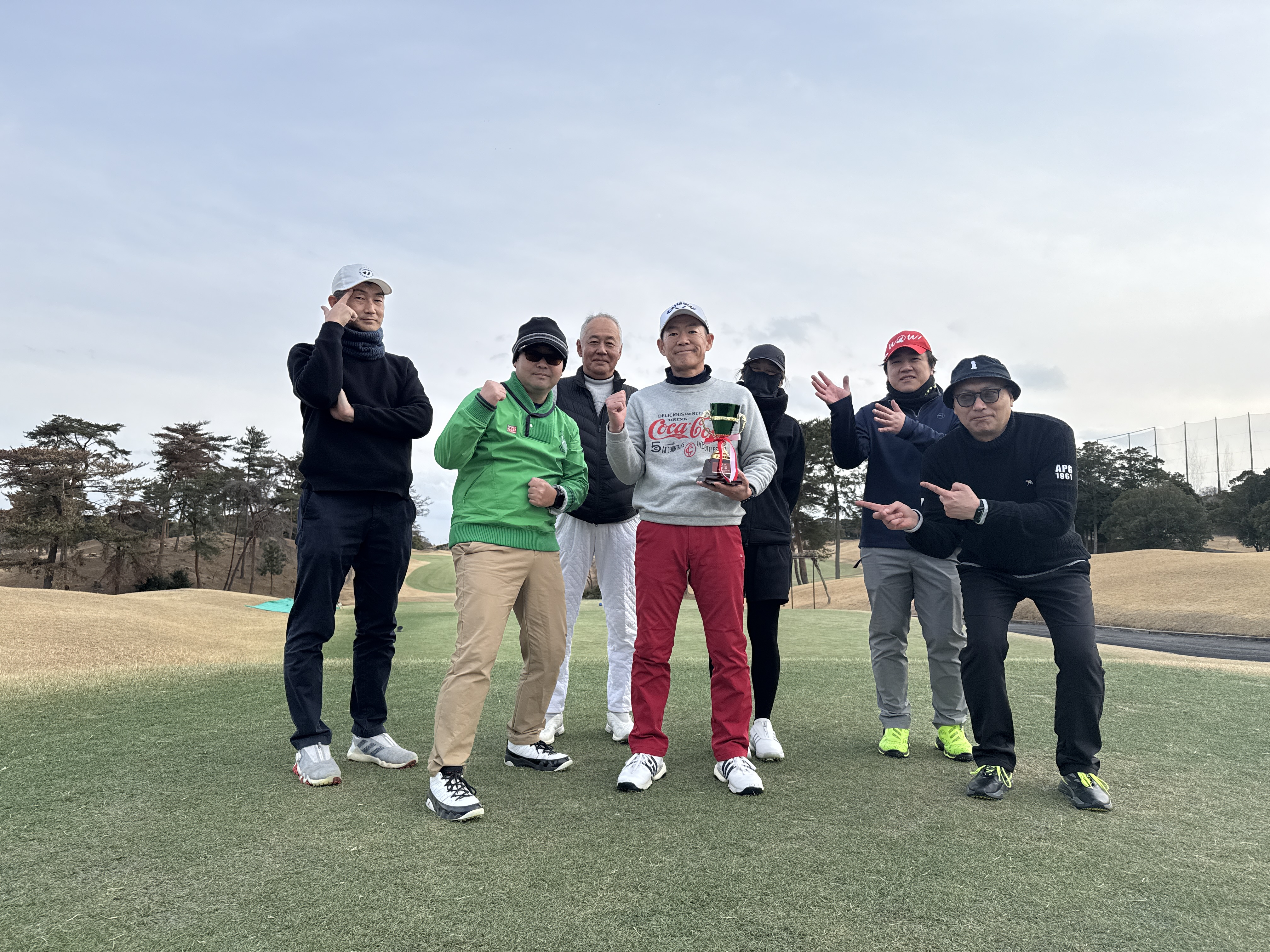 GGG CUPのトロフィーを囲む参加者の記念写真